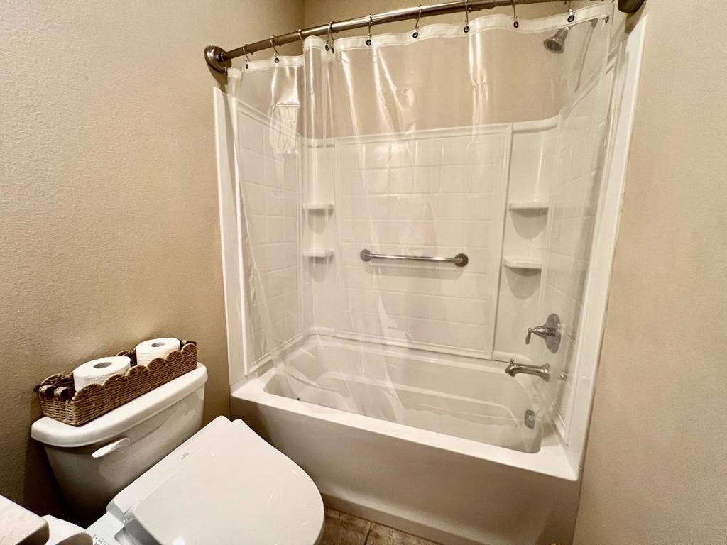 41530 Calle Pueblo, Indio, CA 92203 33. Guest Bath Shower
