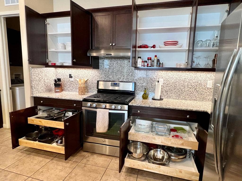 41530 Calle Pueblo, Indio, CA 92203 10. Kitchen Cabinets w-Pullouts