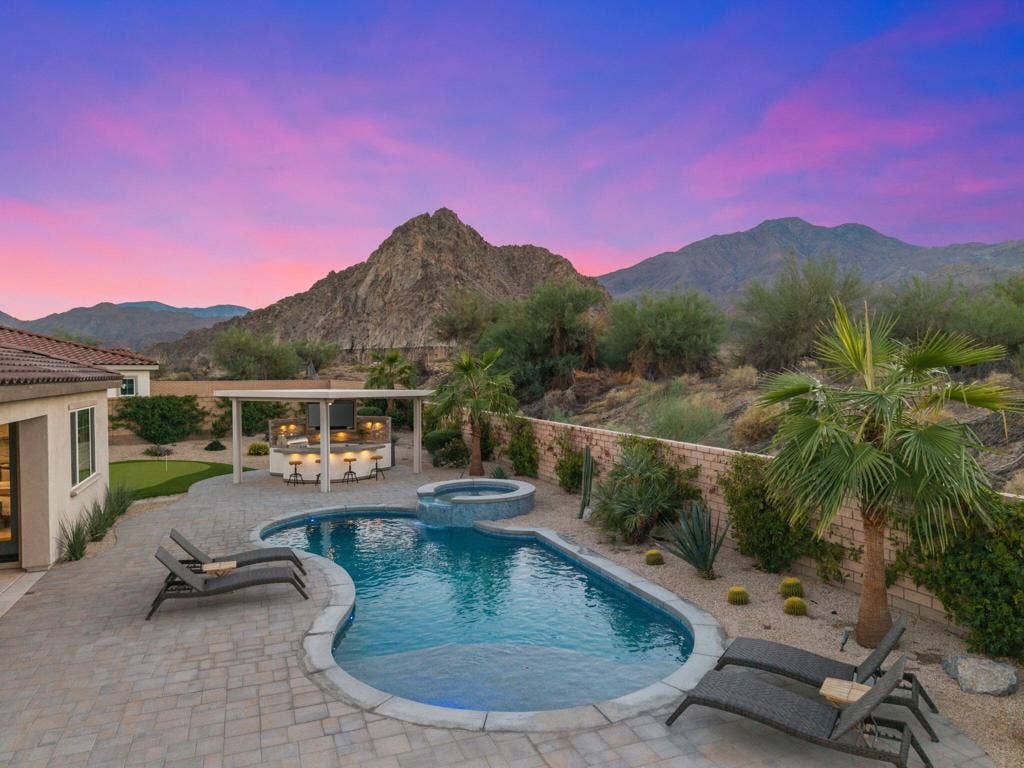 1-80255 Segovia View Way057