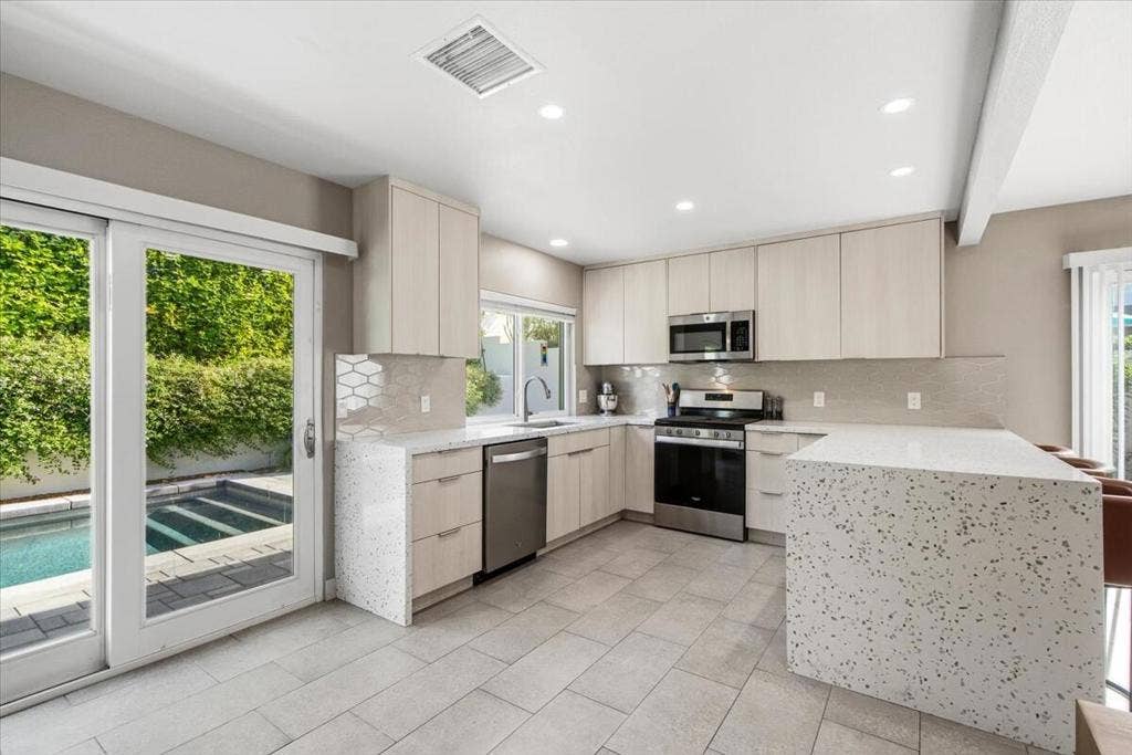 830 S Nueva Vista Drive S, Palm Springs, CA 92264 13-830 Nueva Vista Dr S-9