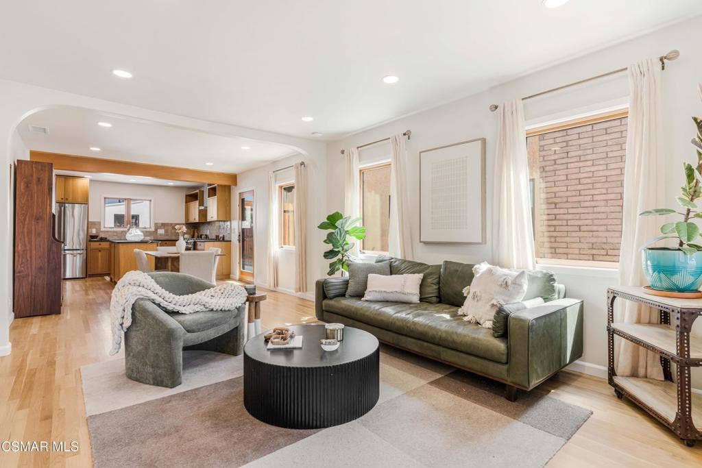 115 Center St livng room