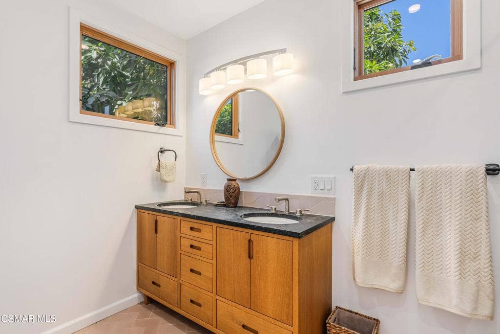 115 Center St primary bath