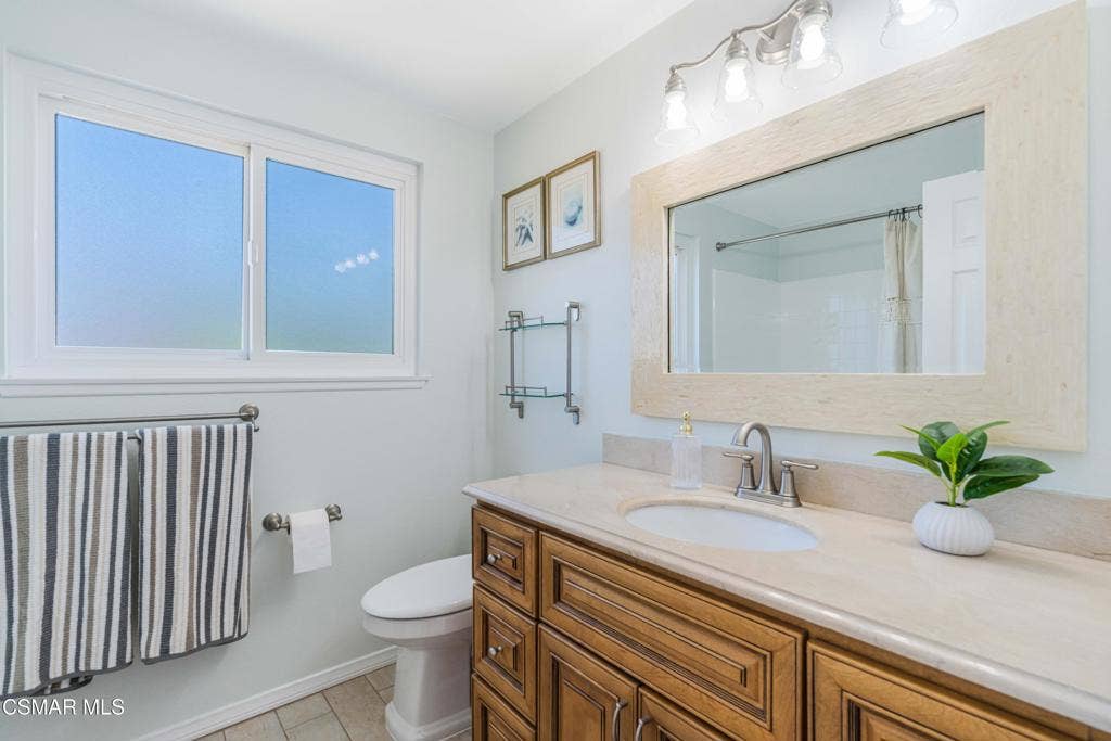 688 Velarde Dr hall bath