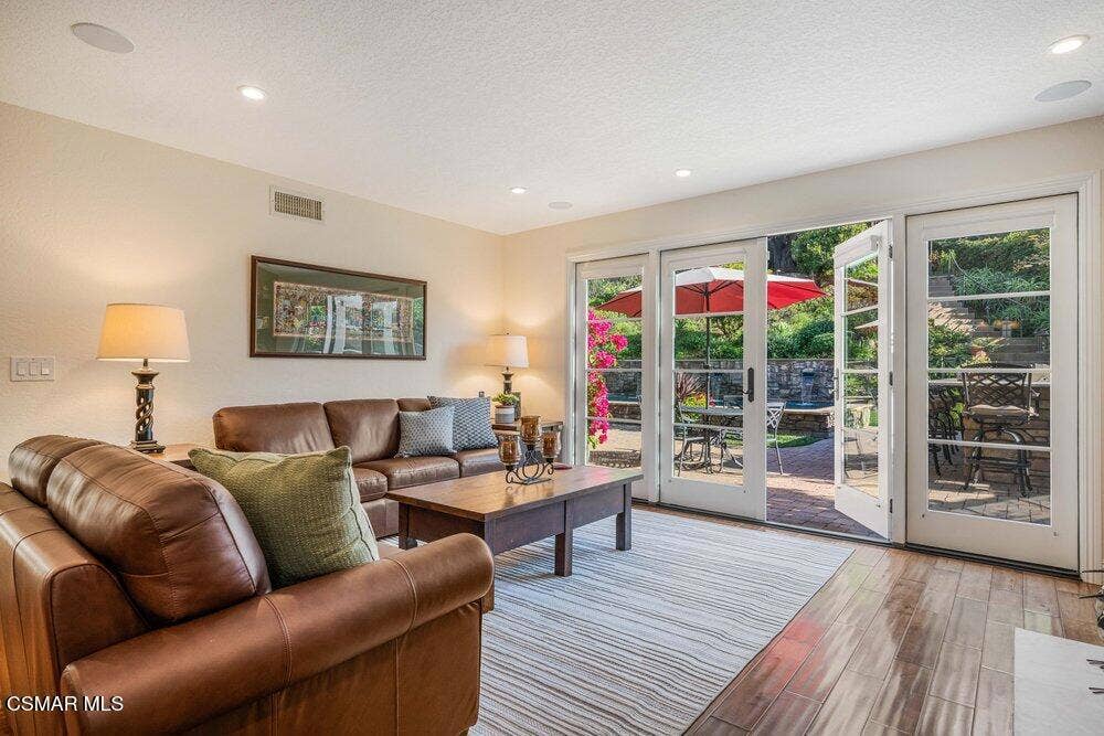 700 Oak Shadow View Family Room