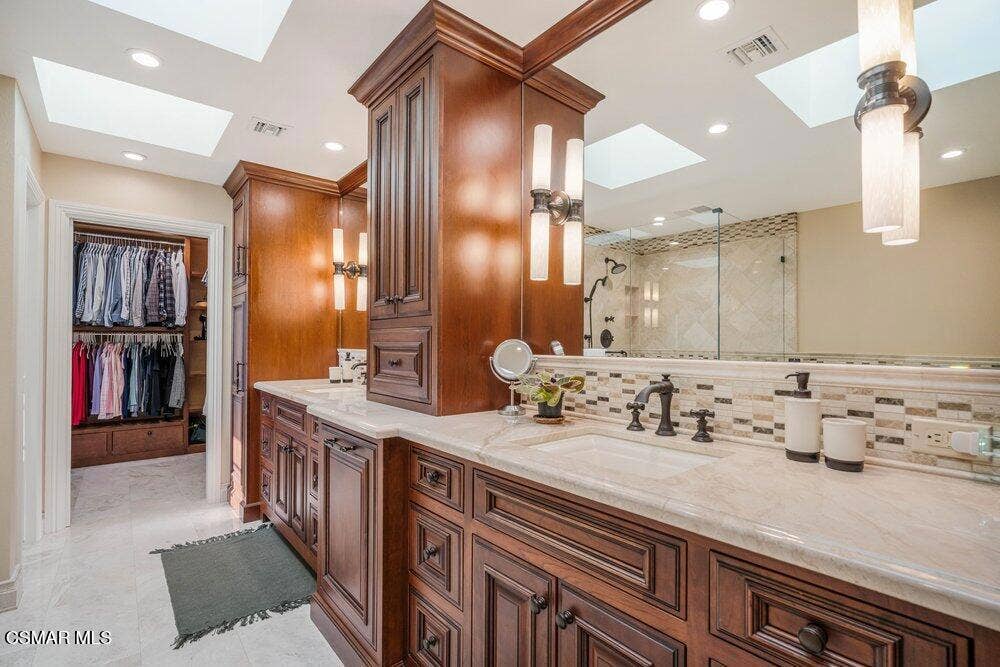 700 Oak Shadow View Primary Bath 2