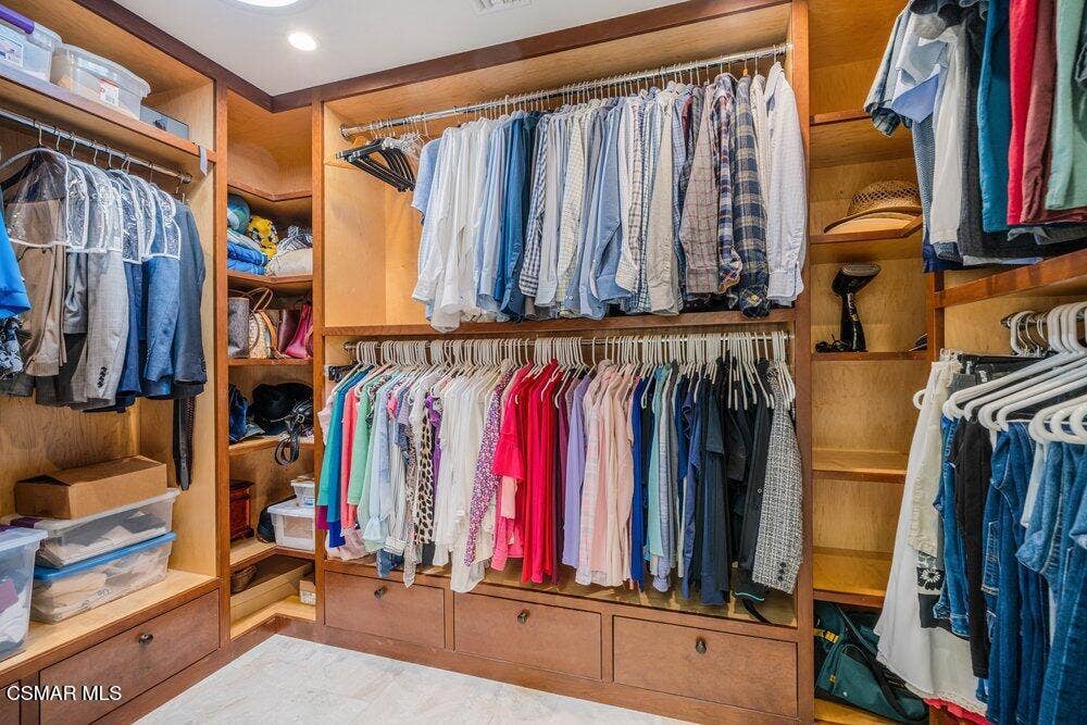 700 Oak Shadow View Primary Closet