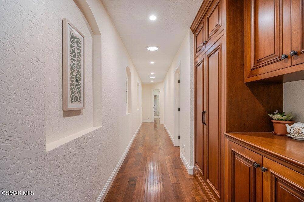 700 Oak Shadow View Hallway
