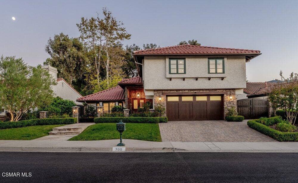 700 Oak Shadow View Front