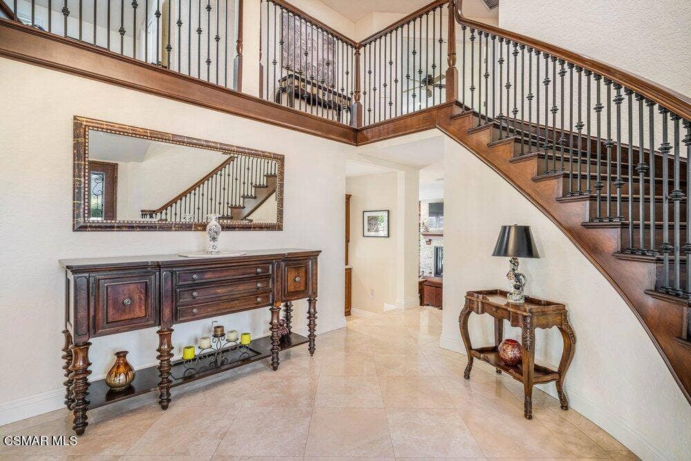 700 Oak Shadow View Foyer 2