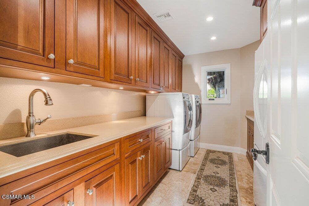 700 Oak Shadow View Laundry Room