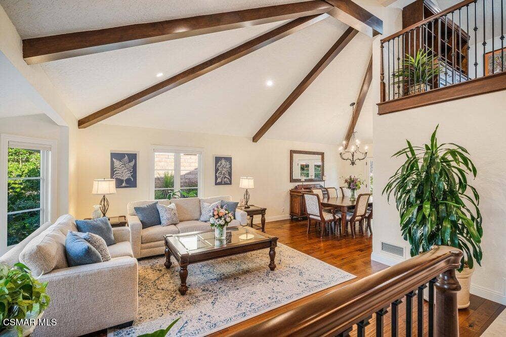 700 Oak Shadow View Living Room