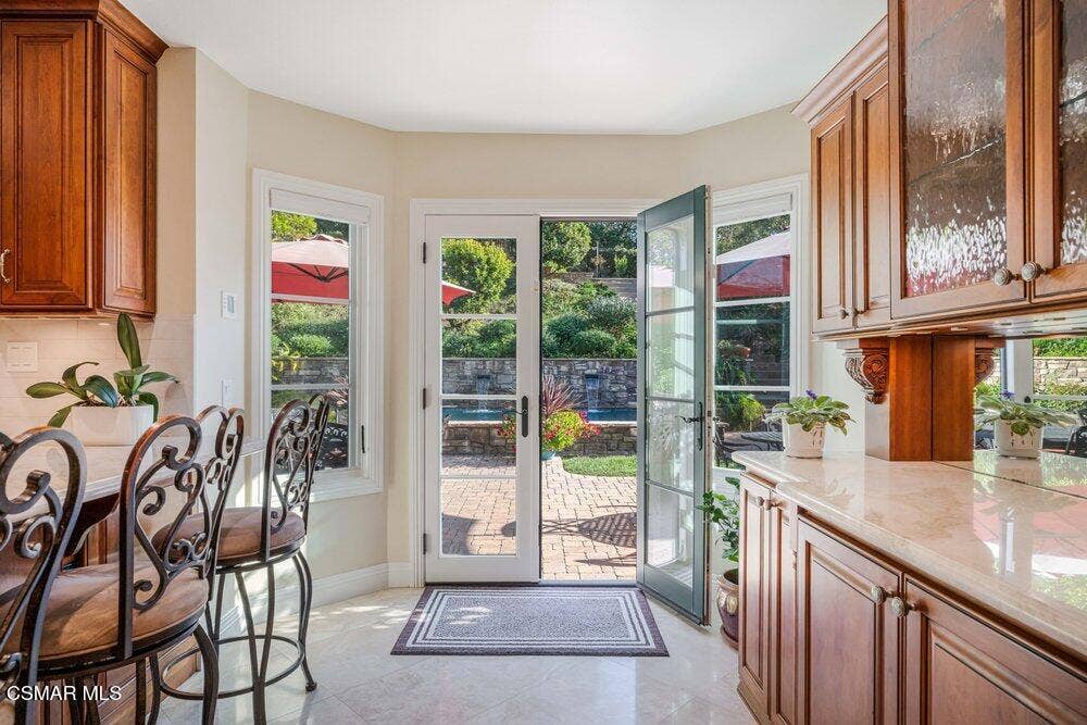 700 Oak Shadow View Door to Back