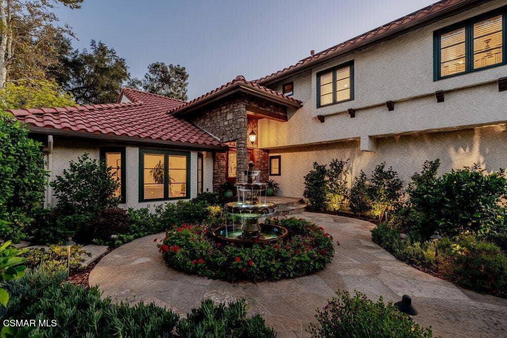 700 Oak Shadow View Front Fountain