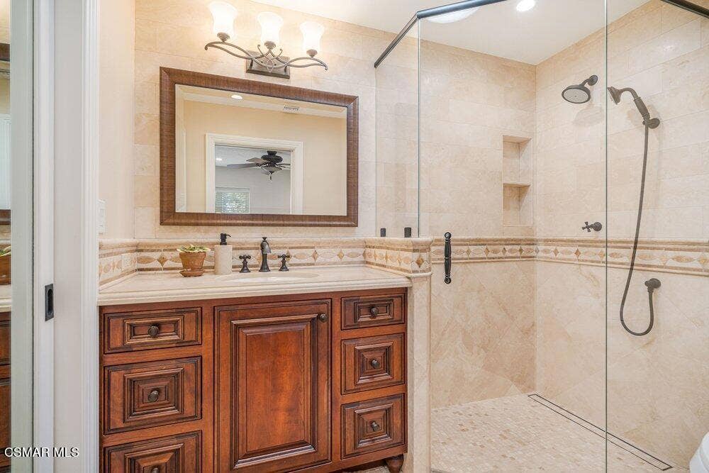 700 Oak Shadow View Ensuite Bath