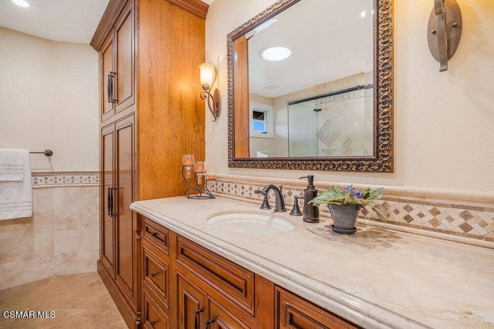 700 Oak Shadow View Hall Bath