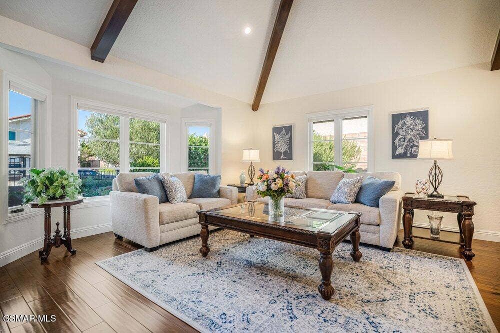 700 Oak Shadow View Lving Room 3