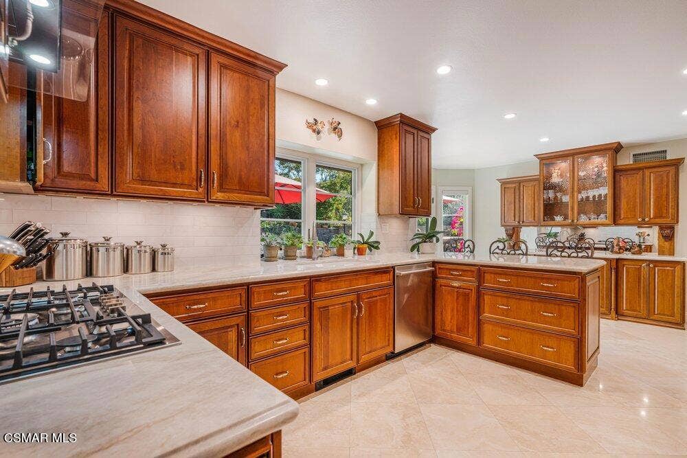700 Oak Shadow View Kitchen