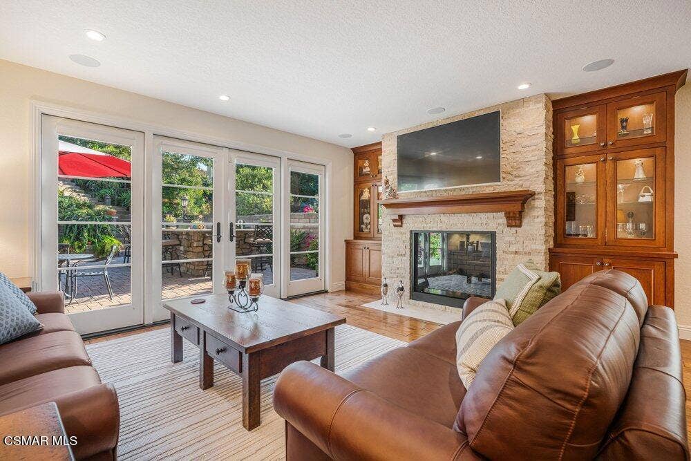 700 Oak Shadow View Family Room 2
