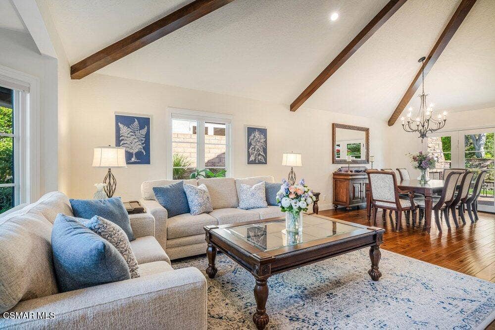 700 Oak Shadow View Living Room 2
