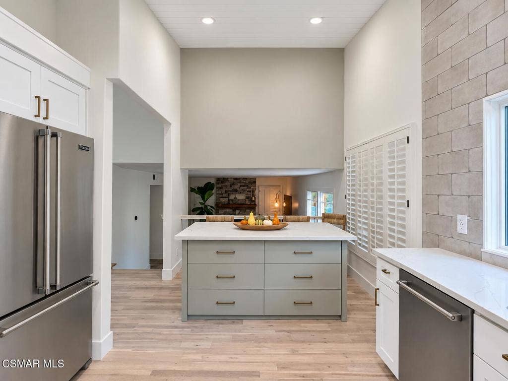 486 Raindance Street, Thousand Oaks, CA 91360 EE7B82F7-C47F-4020-A686-3458D51C0DC2