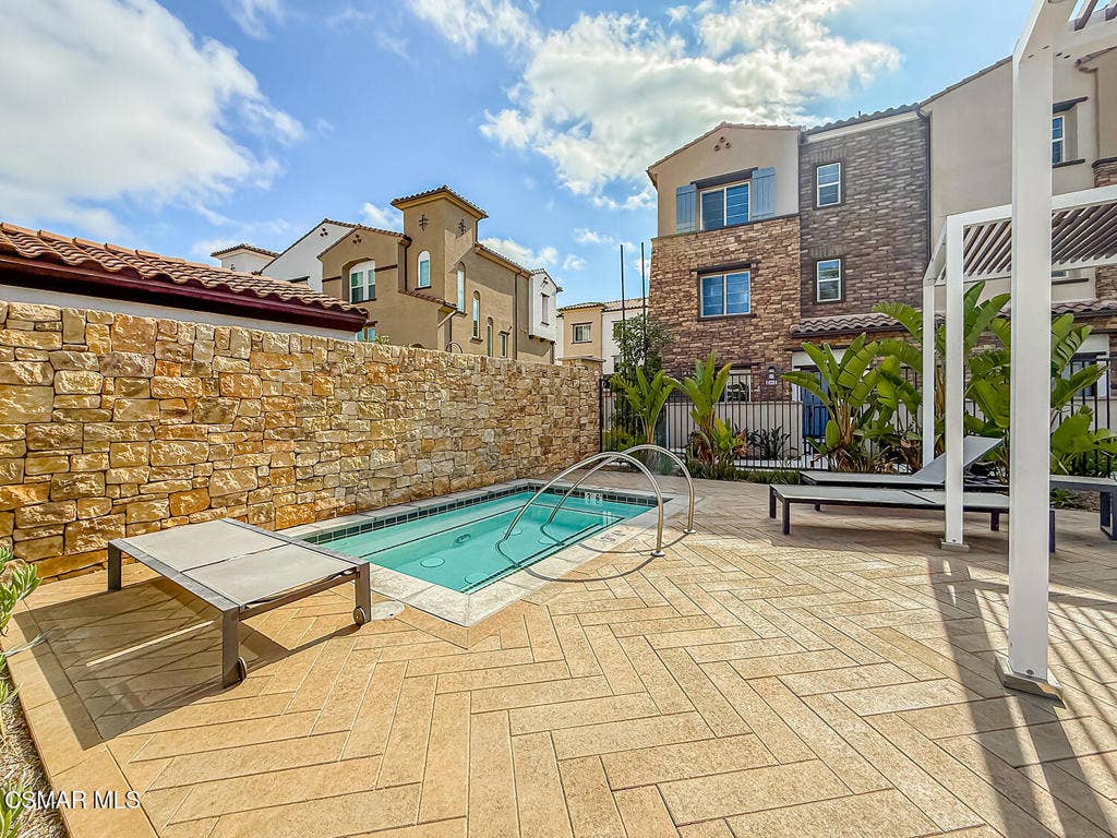 2860 Via Descanso, Camarillo, CA 93012 iCommunity5