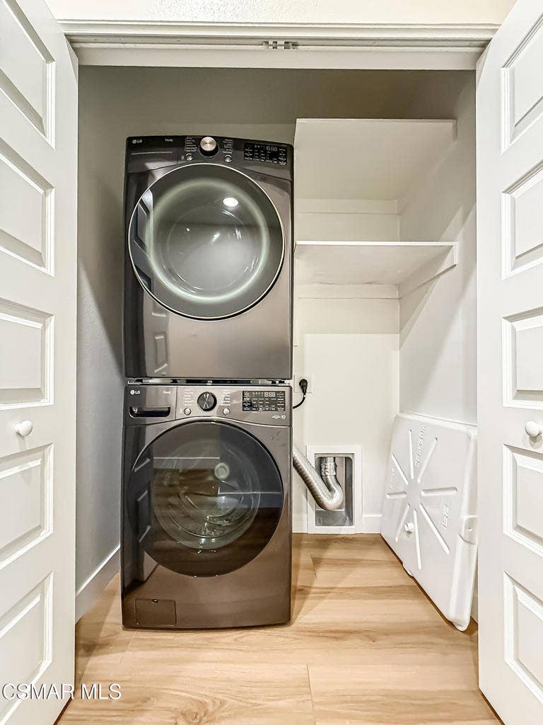 2860 Via Descanso, Camarillo, CA 93012 dStairs Landing and Laundry3