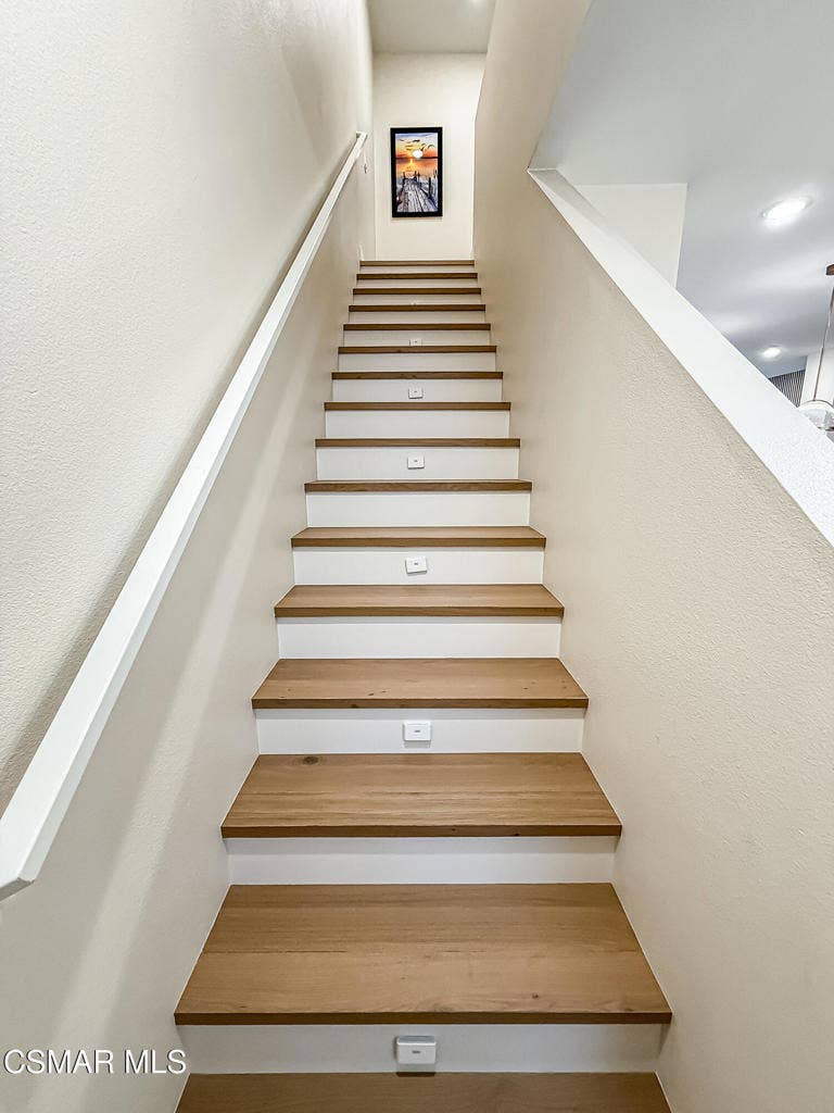 2860 Via Descanso, Camarillo, CA 93012 dStairs Landing and Laundry1