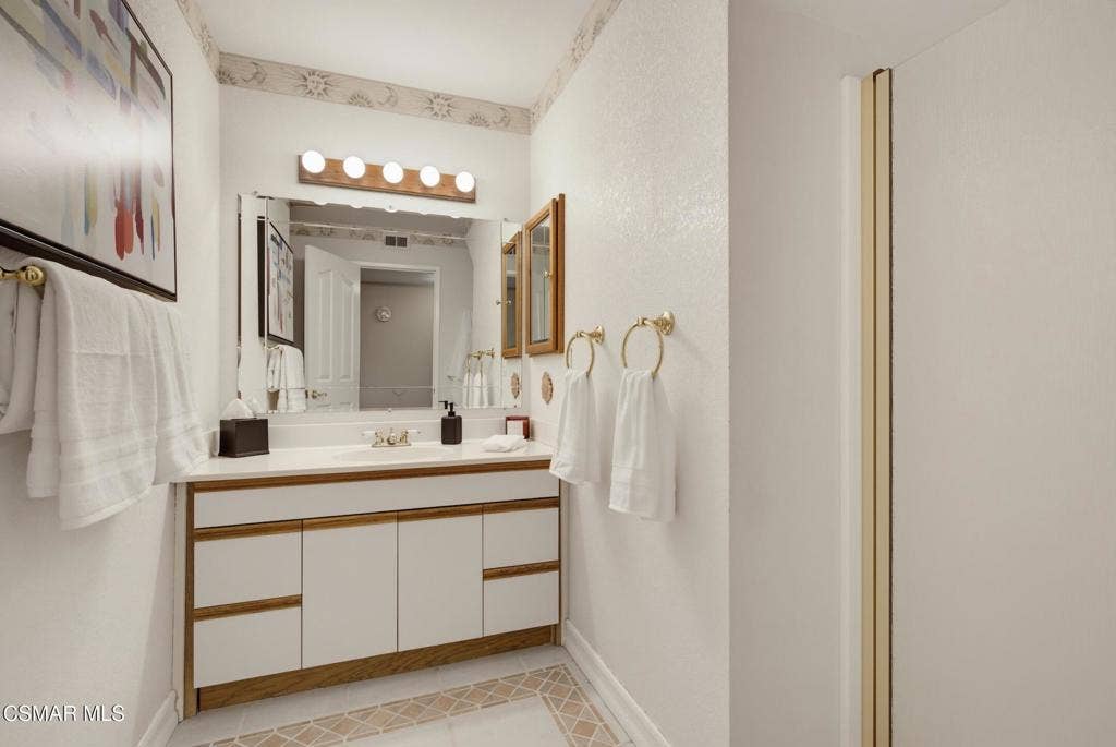 6512 Pinion Street, Oak Park, CA 91377 downstairs bath