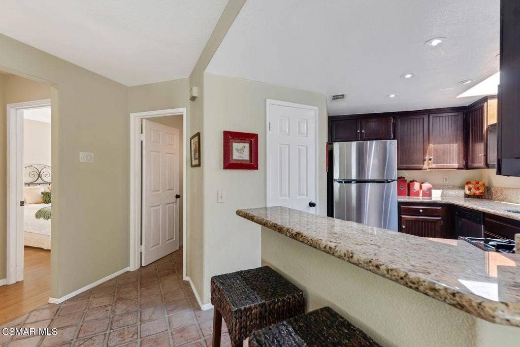 Kitchen with breakfast bar