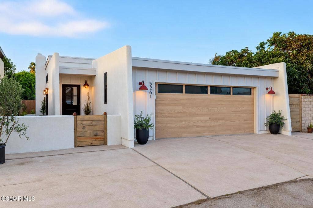 5261 Reef Way, Oxnard, CA 93035 2 Modern Stucco Home with Warm Lighting