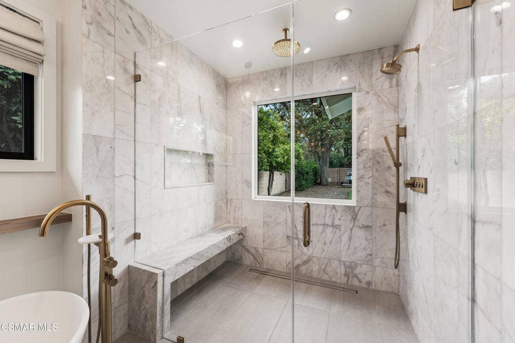 Shower w/ 3 Heads