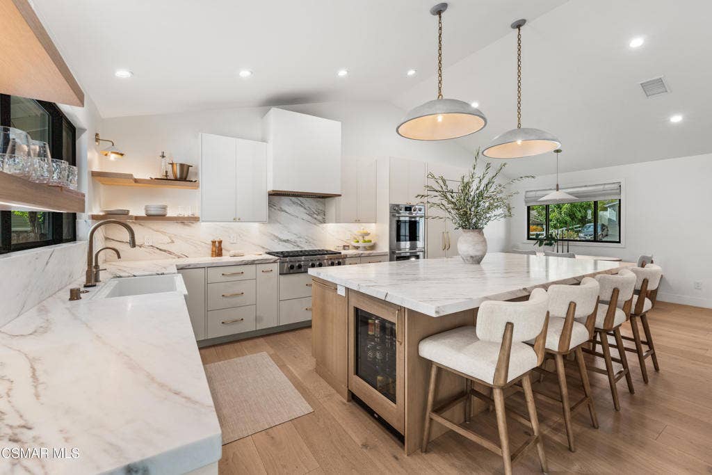 Eat-in Kitchen