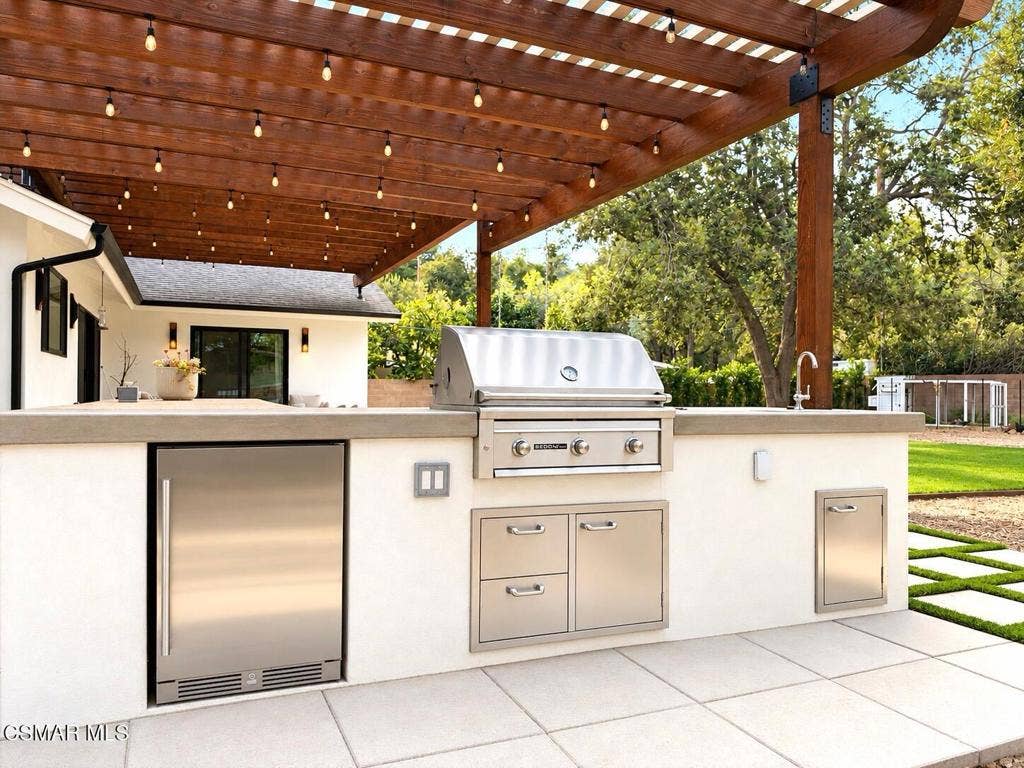 Outdoor Kitchen