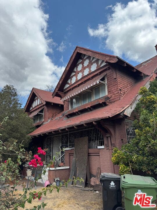 Property photo for 2756 Raymond Avenue, Los Angeles, CA