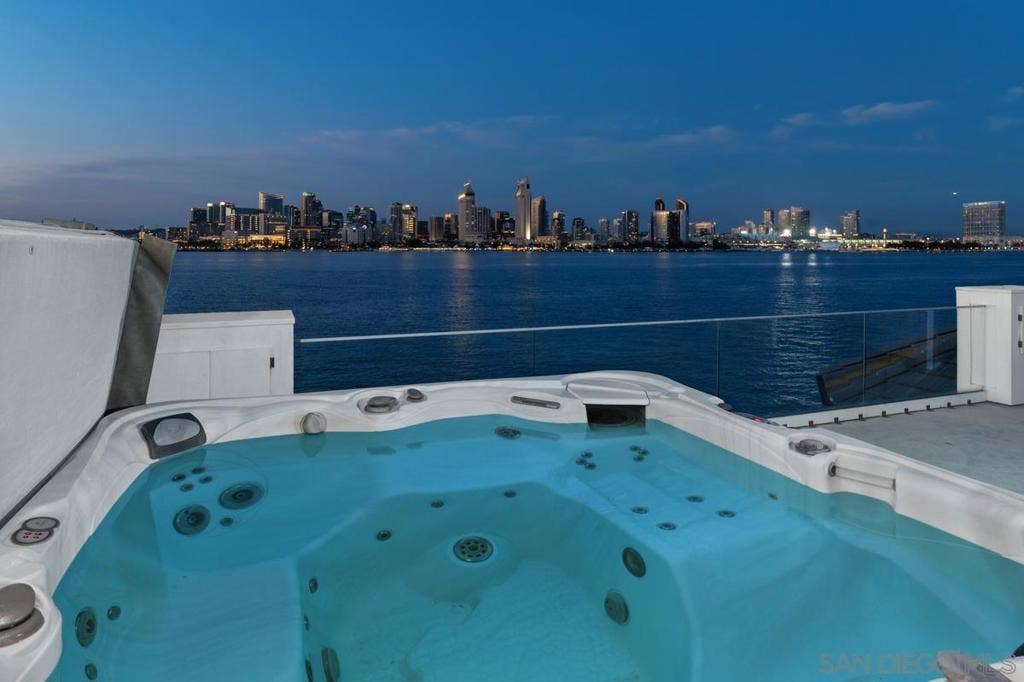 501 1st St, Coronado, CA 92118 roof top hot top for 8 persons