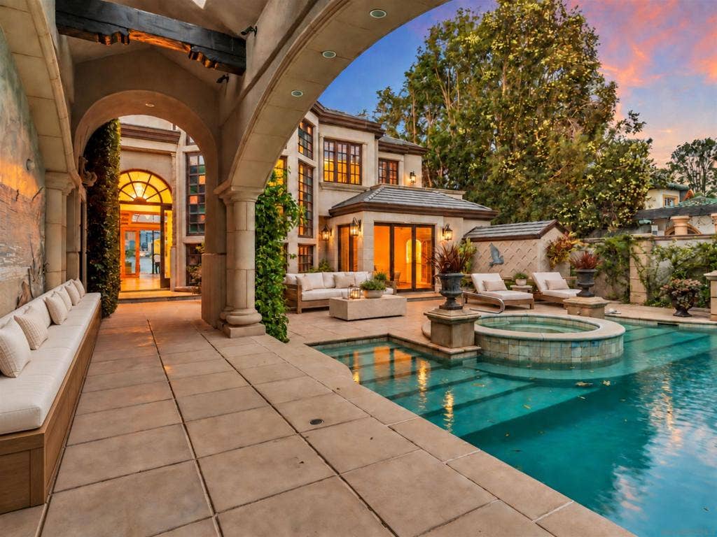 519 1st Street, Coronado, CA 92118 https://zimg.paragon.ice.com/ParagonImages/Property/PA/SDMLS/-535565/8/120/90/d0437fe0b35f84e8bb140f4ebf674149/3/32c061ac8465ce1fd4d8e23d4d01d9d3/-535565-6b608612-de40-4680-8cc4-48f8ef25679f.JPG