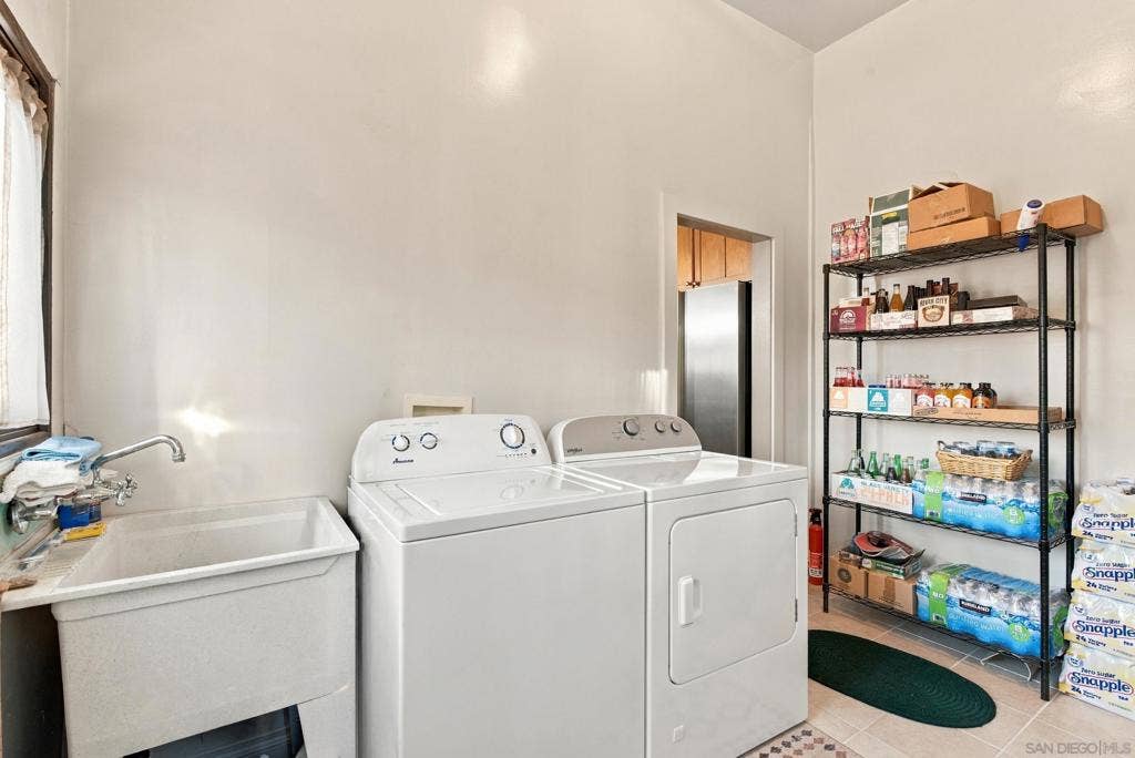 2163 Brant St, San Diego, CA 92101 Laundry
