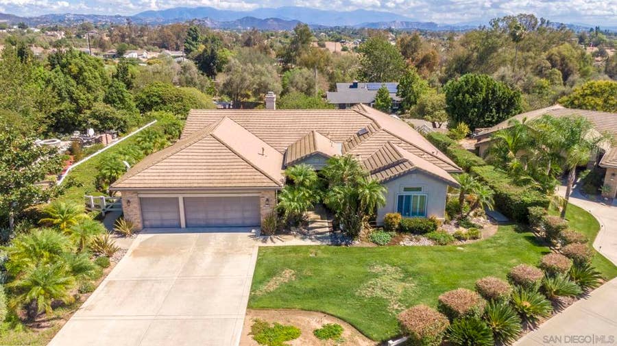 Property photo for 1202 Calle Sonia, Fallbrook, CA