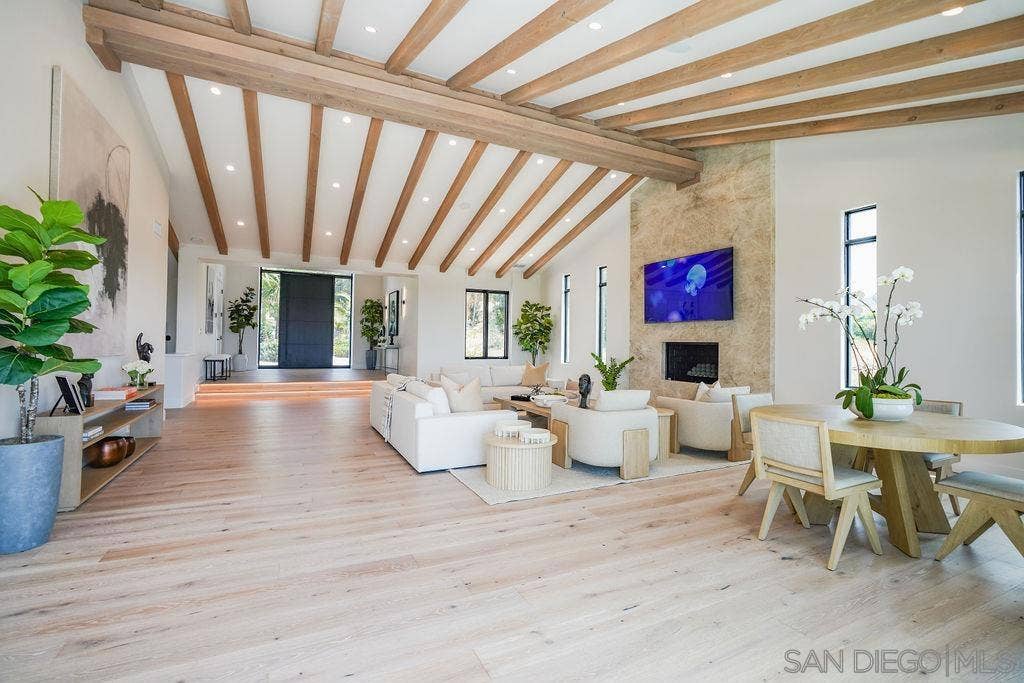 8308 Calle Del Cielo, La Jolla, CA 92037 8308 Calle Del Cielo, La Jolla, CA 92037