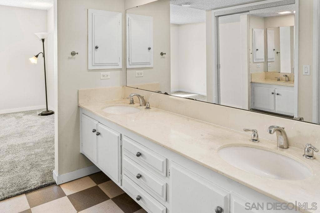 4900 Rosehedge Dr, #304, La Mesa, CA 91942