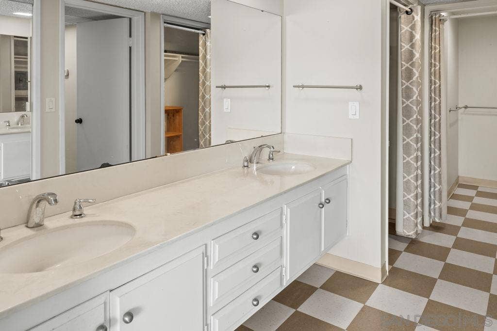 4900 Rosehedge Dr, #304, La Mesa, CA 91942