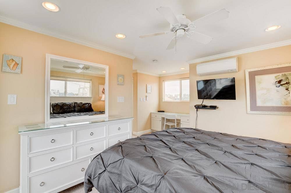 721 Ensenada Ct., San Diego, CA 92109 721 Ensenada Ct., San Diego, CA 92109