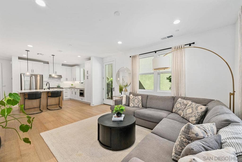 1156 E Cove Pl., Encinitas, CA 92024 1156 E Cove Pl., Encinitas, CA 92024
