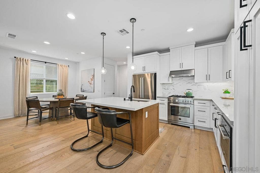 1156 E Cove Pl., Encinitas, CA 92024 1156 E Cove Pl., Encinitas, CA 92024