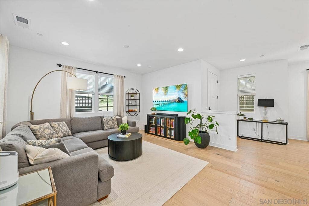 1156 E Cove Pl., Encinitas, CA 92024 1156 E Cove Pl., Encinitas, CA 92024