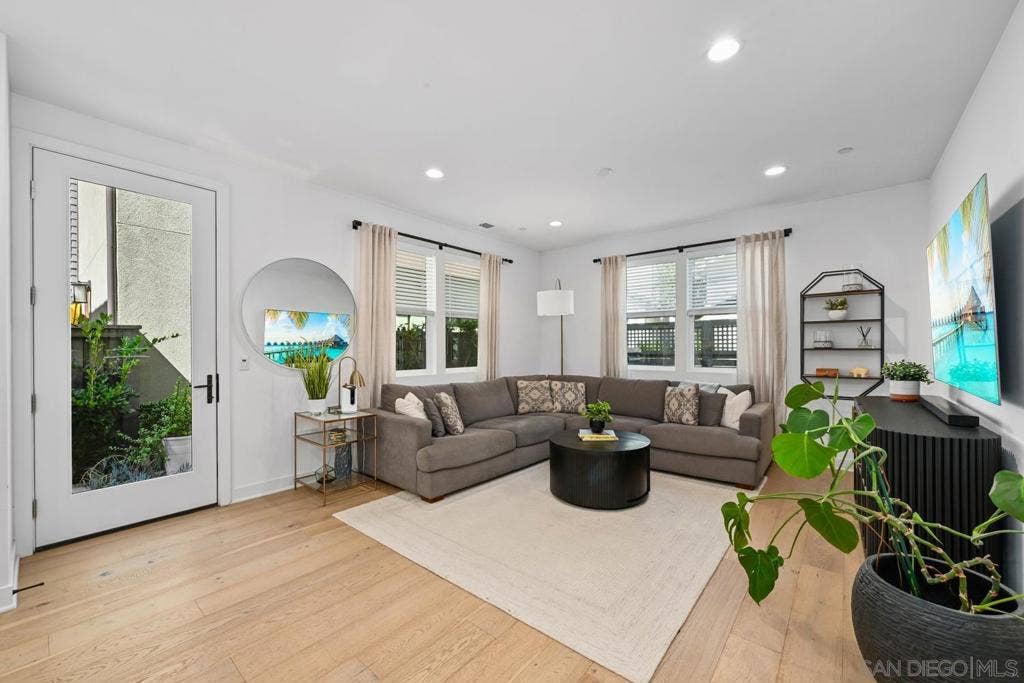 1156 E Cove Pl., Encinitas, CA 92024 1156 E Cove Pl., Encinitas, CA 92024