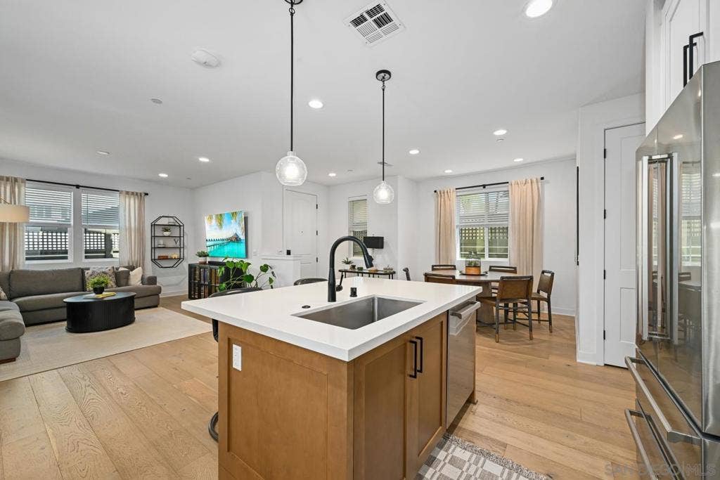 1156 E Cove Pl., Encinitas, CA 92024 1156 E Cove Pl., Encinitas, CA 92024