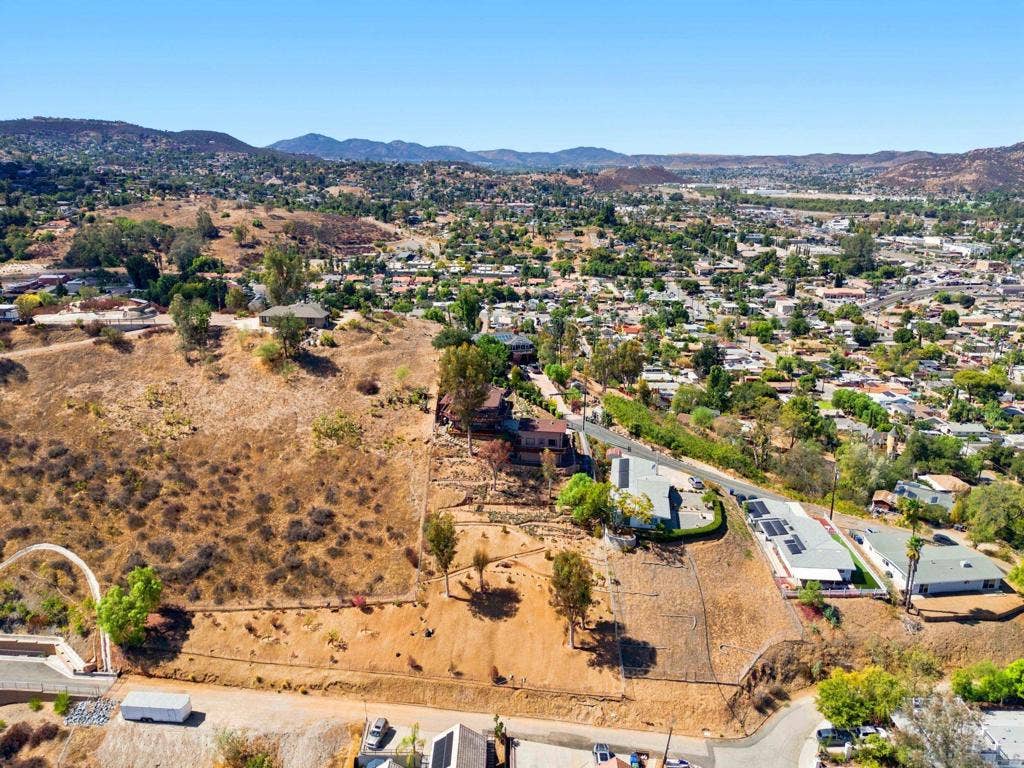 12886 Castle Court Drive, Lakeside, CA 92040