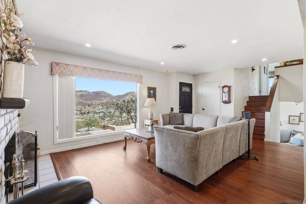 12886 Castle Court Drive, Lakeside, CA 92040
