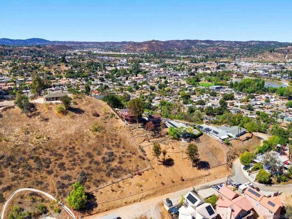 12886 Castle Court Drive, Lakeside, CA 92040